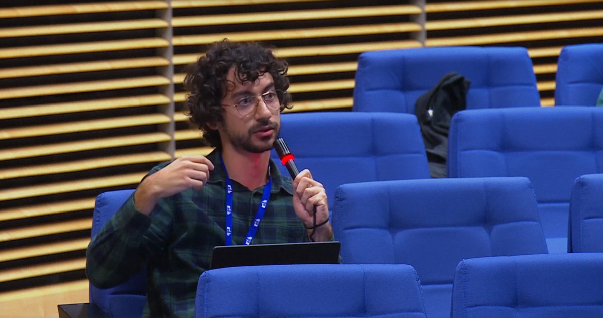 Итальянского журналиста уволили после вопроса на брифинге Еврокомиссии В октябре прошёл брифинг Еврокомиссии на котором итальянский журналист Габриэле Нунциати задал вопрос представителю ведомства Пауле Пиньо Из за этого его уволили спустя несколько недель Габриэле Нунциати спросил о том должен ли Израиль нести финансовую ответственность за восстановление сектора Газа Он упомянул требование Евросоюза к России по выплате репараций Украине Представитель ЕК Паула Пиньо ответила журналисту Ваш вопрос очень интересный но на данном этапе у меня нет на него ответа На прошлой неделе Нунциати получил уведомление об увольнении Агентство подтвердило факт разрыва контракта и заявило что вопрос журналиста продемонстрировал непонимание фундаментальных принципов международного права Фото скриншот видеозаписи с официального сайта Еврокомиссии