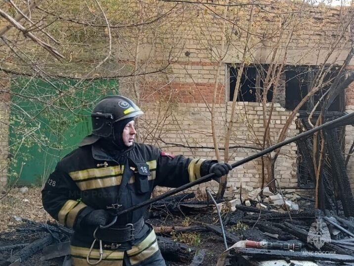 В Орловской области ранним утром вспыхнула хозпостройка  Накануне, 19 сентября, в 4:55 пожарным сообщили о возгорании хозяйственной постройки на улице Советской в Дмитровске. Некоторые подробности происшествия озвучивают в пресс-службе главного управления МЧС по Орловской области.  Когда пожарные прибыли на место, хозяйственная постройка горела по всей площади. Огнеборцы оперативно приступили к борьбе с пламенем. Уточняют, что на месте работали сотрудники пожарно-спасательной части №18 Дмитровского района. Они действовали профессионально, оперативно и слаженно.  Хозяйственная постройка успела выгореть, но распространиться дальше пламени не позволили. К счастью, обошлось без пострадавших. Причины пожара ещё выясняют специалисты.