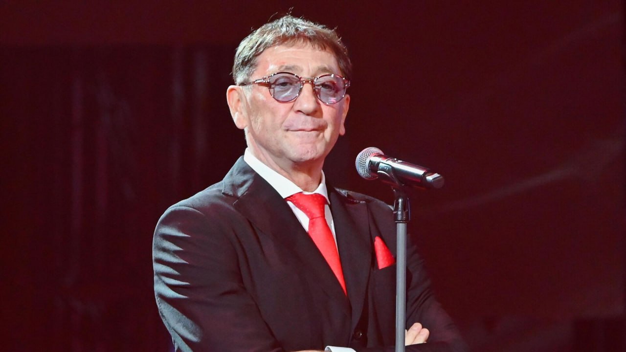 Григорий Лепс теперь «дядьГРИШ»: певец подал заявку на регистрацию товарного знака. Такая информация появилась на сайте Роспатента. Планируется, что под этой маркой будут производиться и выпускаться диски звукозаписи, кинопленки, мониторы, мультфильмы, развлекательные передачи, программы для компьютеров, программное обеспечение для управления транзакциями с криптовалютой и многое другое.