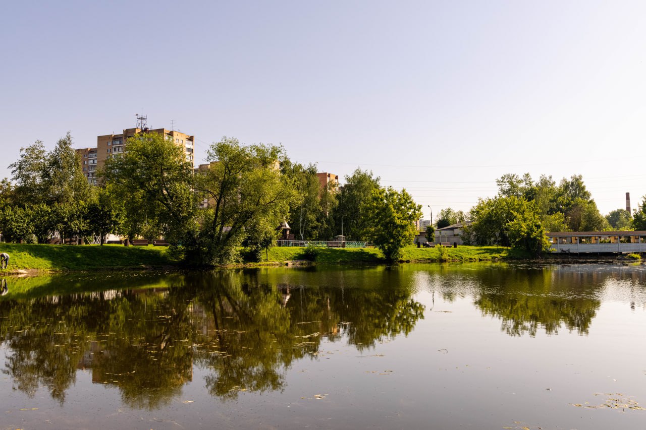 Каскад прудов в микрорайоне Луговая очистим в следующем году За этот объект проголосовали более 500 жителей Лобни на портале Решаем проблемы вместе Работы будут проведены по губернаторской программе 100 прудов и озёр В рамках 100 прудов и озер предусмотрены мероприятия направленные на санитарную очистку водоемов Они включают очистку водной глади от плавающей водной растительности окос воздушно водной растительности такой как рогоз и камыш подъем и утилизацию строительного и бытового мусора а также удаление аварийно опасных деревьев находящихся в акватории водных объектов Напомню что в прошлом году была проведена очистка Центрального городского пруда В текущем году выполнено благоустройство пруда Москвич и водоёма в парке Защитников Москвы Подписывайтесь на мой канал в МАХ AnnaKrotova Lobnya ИтогиЛобни2025