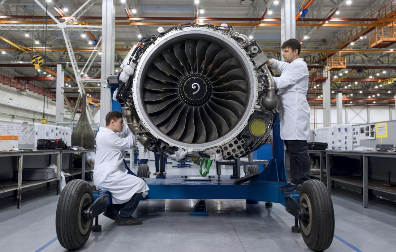 Критические испытания на разрушение успешно преодолел двигатель ПД 8 Агрегат создаваемый для импортозамещенного лайнера SJ 100 справился с одним из сложнейших этапов сертификации тестом на обрыв лопатки вентилятора Специалисты ОДК Сатурн провели этот жесткий эксперимент на открытом стенде в Рыбинске Сценарий имитировал редкую но опасную аварию В деталь вентилятора заранее установили пиропатрон а саму установку вывели на предельный взлетный режим После подрыва заряда лопатка разрушилась однако корпус двигателя удержал все разлетевшиеся фрагменты внутри не допустив их вылета наружу Сохранение целостности конструкции в такой ситуации ключевое требование авиационных правил Это гарантирует что даже при серьезной поломке высокоэнергетические осколки не пробьют фюзеляж и не повредят жизненно важные системы самолета Теперь безопасность сердца будущего Суперджета доказана не только в расчетах но и на практике что открывает путь к финальным стадиям проверок Аэротетраэдр авиация