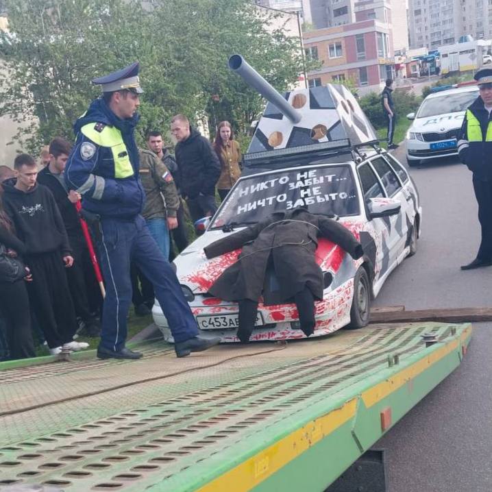 Брошенный "танк" эвакуировали в Зеленодольске. Там проходил автопробег по случаю 80-летия Победы в Великой Отечественной. Один из участников отличился особенным креативом — замутил из "Лады" подобие танка и украсил патриотичными надписями. Вот только, когда мероприятие кончилось, оставил "самоходку" на дороге возле местного ОВД, а сам свалил. Пришлось вызывать спецтехнику.
