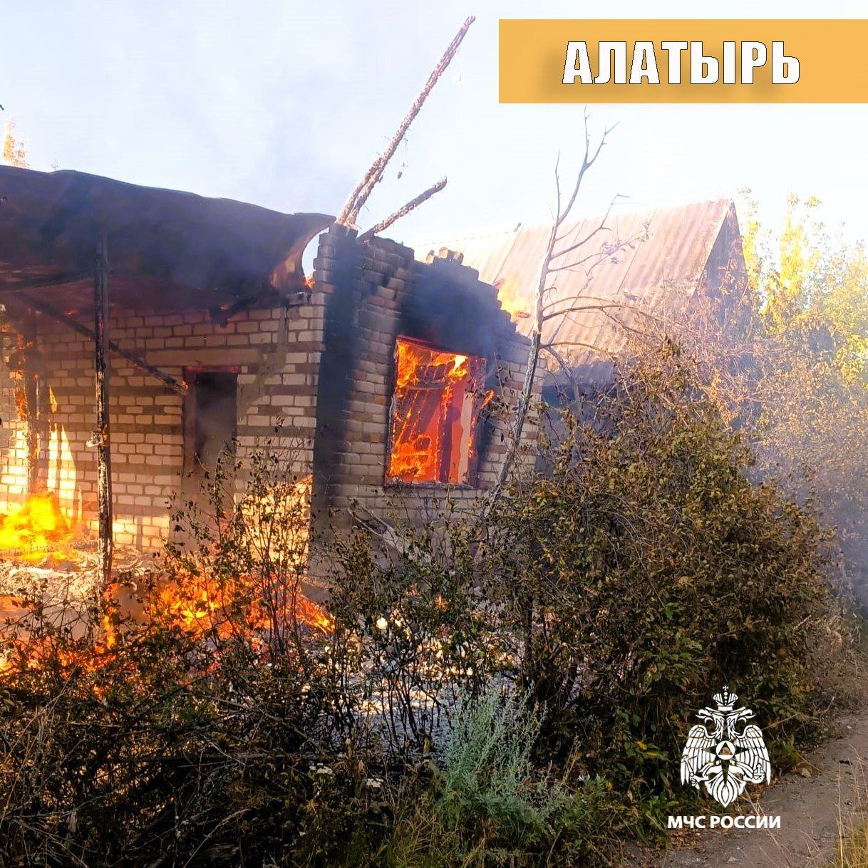 В Чувашии за один день произошло шесть пожаров  Главное управление МЧС России по Чувашской Республике информирует, что среди происшествий, случившихся 29 июля 2025 года,  возгорание грузовой «Газели» у Вурнарского шоссе в Чебоксарах. В деревне Пизенеры Аликовского округа огонь охватил хозяйственные постройки одного из хозяйств. В Алатыре на улице Ольхова полностью выгорела заброшенная деревянная дача.  Сотрудники МЧС России настоятельно призывают граждан быть бдительными и соблюдать правила пожарной безопасности.