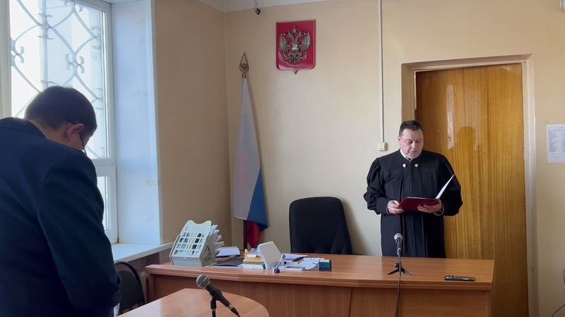 У бывшего главного дорожника Оренбуржья изъяли имущество почти на 300 млн рублей Ленинский районный суд Оренбурга принял решение обратить в доход государства имущество бывшего руководителя государственного учреждения Главное управление дорожного хозяйства Оренбургской области Дмитрия Сербина С иском обратилась прокуратура региона Надзорное ведомство в ходе проверки установило что в период с 2022 года по 2024 год Дмитрий Сербин и его родственники приобрели 3 дорогостоящие квартиры и 4 машино места в Москве 3 транспортных средства и совершили другие финансовые операции всего на общую сумму свыше 298 млн рублей При этом доходы семьи не соответствовали стоимости приобретенного имущества По решению суда у бывшего руководителя ГУ ГУДХОО и членов его семьи в доход государства изъяты мотоцикл и автомобиль марки BMW автомобиль LEXUS RX350 квартиры и машино места в Москве После вступления решения суда в законную силу прокуратура проконтролирует его исполнение сообщают в надзорном ведомстве ВЕСТИ ОРЕНБУРЖЬЯ в telegram в MAX ВКонтакте