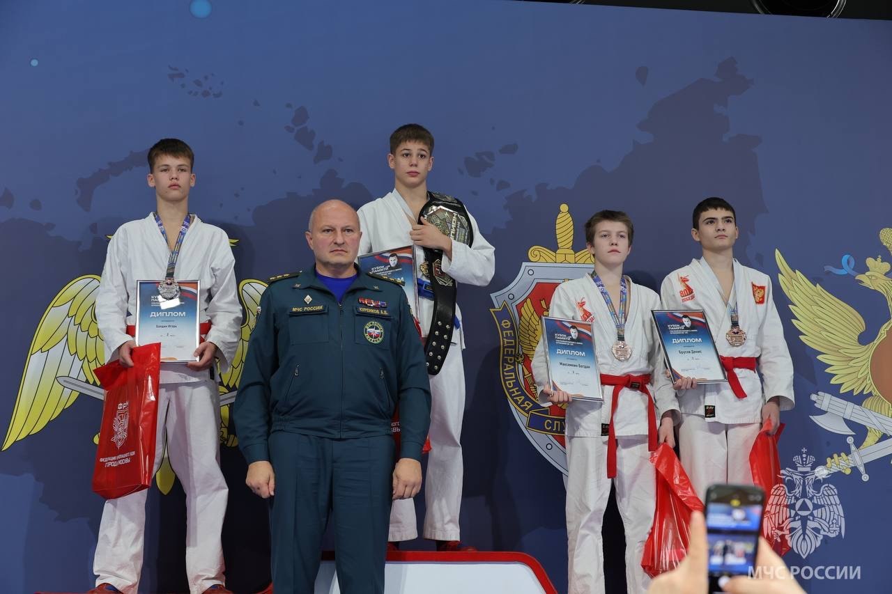 Глава МЧС России Александр Куренков поздравил победителей всероссийских соревнований по рукопашному бою Подробнее читай тут mchsmsk Подписывайся на МЧС России в MAX ВК