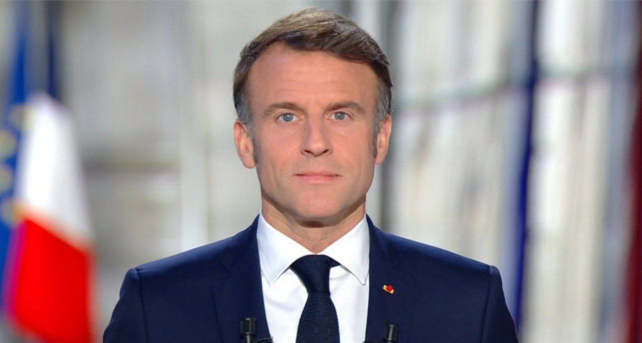 Макрон не будет участвовать в выборах президента Франции в 2027 году В новогоднем обращении к гражданам президент Франции заявил что процесс подготовки к выборам начнётся в конце 2026 года и кампания 2027 го станет первой за последние десять лет в которой он не примет участия НАШИ РЕСУРСЫ Telegram Tik tok YouTube RUTUBE