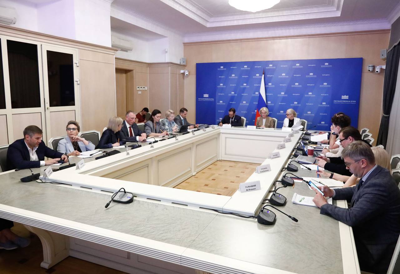 Системная модернизация СПО: принят закон о «Профессионалитете», продолжается работа экспертной группы Среднее профессиональное образование давно является приоритетной темой в повестке Государственной Думы. Это не просто один из уровней образования — это ключевой ресурс для подготовки кадров, которые двигают экономику вперёд, особенно в регионах, в промышленности, в социальной сфере. Принятый в третьем чтении законопроект о «Профессионалитете» — важный шаг, подтверждающий, что к теме СПО в парламенте относятся не формально, а как к стратегической задаче. Основные положения законопроекта: Закон закрепляет возможность реализации программ СПО в форме «профессионалитета». Это означает системное участие работодателей на всех этапах образовательного процесса: от проектирования образовательных программ до организации практической подготовки студентов. Цель — обеспечить кадровую поддержку приоритетных отраслей экономики. В профессиональных образовательных организациях, реализующих программы СПО, создаются управляющие советы, в которые войдут представители колледжа, его учредитель и работодатели. Советы будут утверждать образовательные программы, кандидатов на должность руководителя колледжа, а также объем приёма на бюджетные места. Закон закрепляет демонстрационный экзамен как основную форму государственной итоговой аттестации ГИА в СПО. Он будет проходить в условиях, приближенных к реальному производству. Результаты демонстрационного экзамена могут быть признаны как результаты независимой оценки квалификации. Это позволит работодателям использовать экзамен как инструмент отбора кадров и выстраивать единую систему работы с кадрами. Работа над этой моделью идёт системно. В этом году при Госдуме создана постоянная рабочая группа по вопросам среднего профессионального образования. Вчера на заседании обсудили: как выстроить новую систему формирования контрольных цифр приёма — не по инерции, а на основе прогноза занятости и потребностей экономики; как встроить работодателей в управление колледжами не для галочки, а так, чтобы они действительно влияли на содержание программ и результаты подготовки. Таким образом, закон — это фундамент, но впереди масштабная совместная работа: регионам, министерствам, колледжам и работодателям предстоит согласовать механизмы, чтобы новые нормы реально заработали на местах. Подписаться СКРОЗНИКОВА