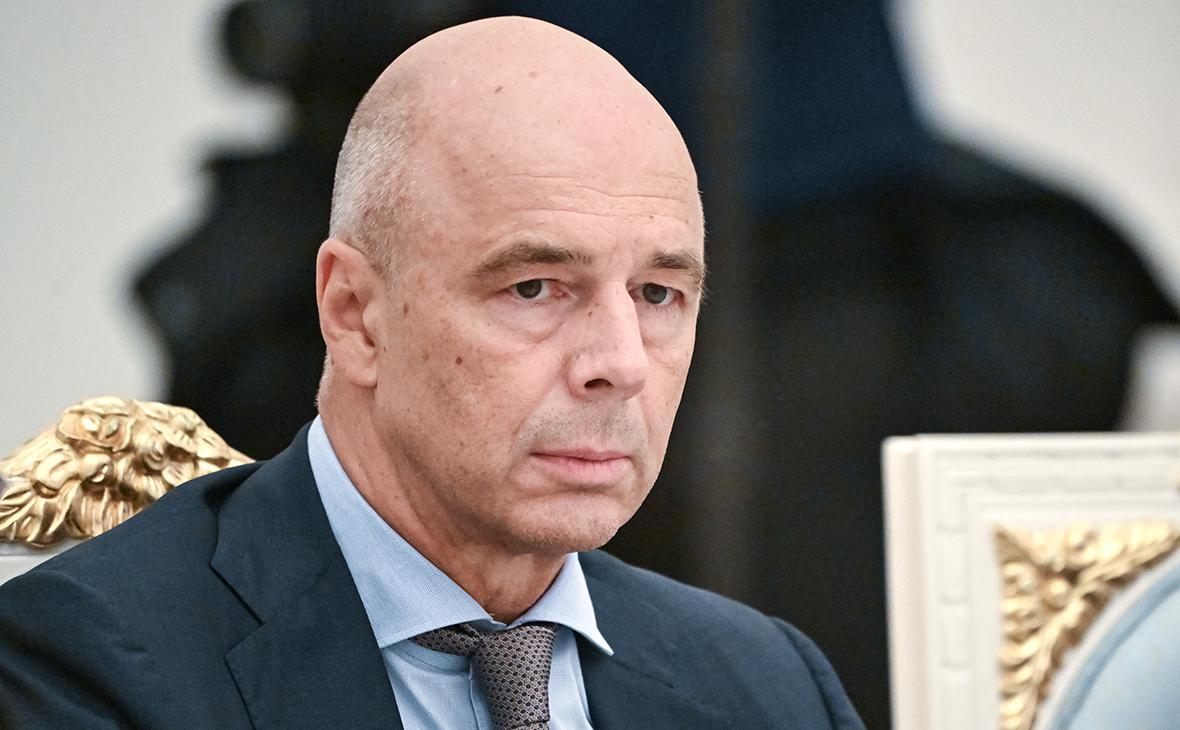 Министр финансов Антон Силуанов впервые прокомментировал повышение НДС с 20 до 22 Повышение НДС позволяет отказаться от негативных последствий инфляционного финансирования дефицита бюджета что означает более низкую траекторию процентных ставок и более высокую траекторию роста экономики по сравнению со сценарием несбалансированного бюджета заявил Силуанов в интервью ТАСС Министр пояснил что выбор в пользу повышения НДС был сделан из за его наименее негативного влияния на экономику в сравнении с альтернативными сценариями С точки зрения изменения динамики потребительских цен данная мера будет иметь умеренный и ограниченный характер Силуанов также отметил что ставка 22 соответствует уровню НДС во многих европейских странах приведя в пример Италию и Словению 22 а также Бельгию Чехию и Испанию 21 Отдельно министр прокомментировал снижение порога доходов для уплаты НДС с 60 млн до 10 млн рублей Мера принимается для пресечения незаконных схем минимизации налогов и дробления бизнеса а не для сбора дополнительных средств Цель данной меры борьба с дроблением бизнеса соответственно с уходом от уплаты налогов Подсчитано что у компаний с оборотом в 10 млн рублей и ниже теряется экономический смысл дробить бизнес