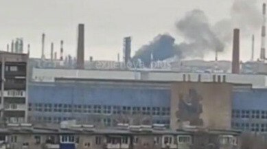 Дроны вывели из строя главный НПЗ Оренбуржья Крупнейший НПЗ Оренбургской области Орскнефтеоргсинтез полностью остановил переработку нефти после атаки дронов ВСУ передает ArbatMedia Как сообщили представители отрасли работа предприятия приостановлена с понедельника и возобновление планируется не ранее воскресенья Причиной называют техническую необходимость возникшую после внештатного события на территории завода Завод на простое с понедельника до воскресенья Полностью остановлен Возникла техническая необходимость сообщил один из собеседников агентства НПЗ Орскнефтеоргсинтез принадлежит компании Фортеинвест и считается ключевым предприятием по переработке нефти в регионе Подробности о характере технических проблем официально не раскрываются Прислать новость