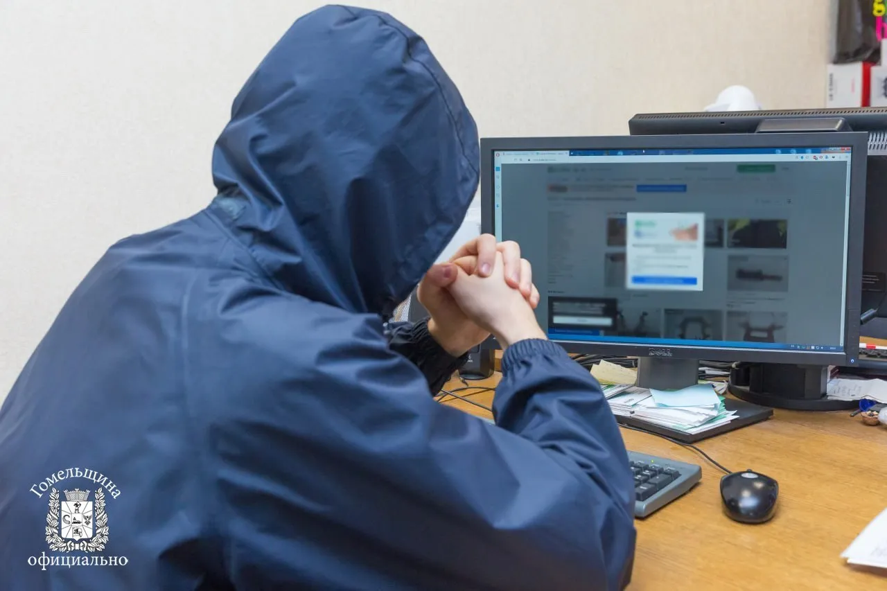 Как сообщает УВД облисполкома за минувшую неделю в органы внутренних дел Гомельщины поступило свыше 220 сообщений граждан о действиях мошенников Возбуждено 49 уголовных дел по фактам преступлений совершенных с использованием информационно коммуникационных технологий Установлены подозреваемые по 12 уголовным делам В результате преступных действий мошенников граждане лишились более 127 тысяч белорусских рублей Правоохранители напоминают чтобы избежать мошенничества важно быть осторожным при взаимодействии с незнакомыми людьми в глобальной компьютерной сети Не отправляйте деньги незнакомцам проверяйте информацию перед принятием решения
