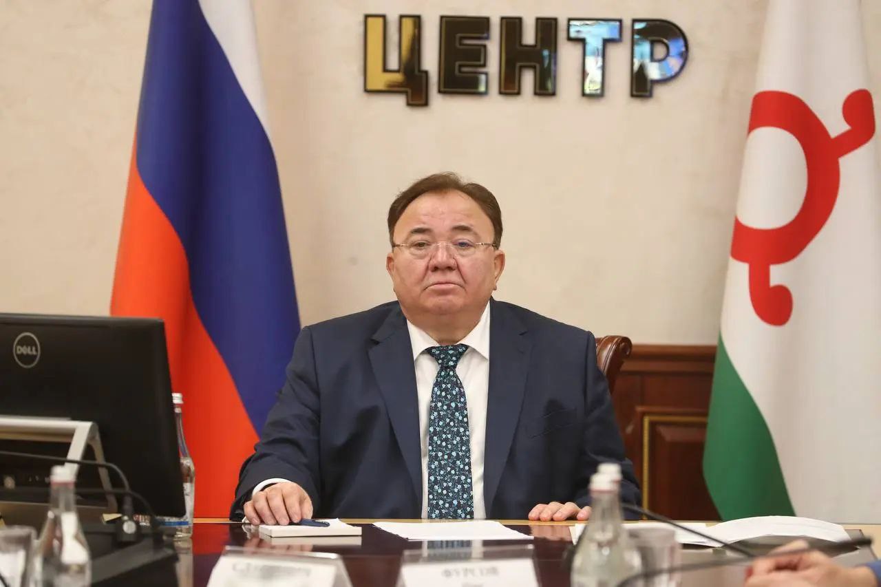 Инфраструктурный кредит на 230 млн рублей одобрен Ингушетии На совещании президиума правительственной комиссии по вопросам вопросами регионального развития под председательством вице премьера Марата Хуснуллина обсуждались заявки от российских регионов претендующих на реализацию инфраструктурных проектов Глава Ингушетии участвовал в мероприятии посредством видеосвязи Махмуд Али Калиматов сообщил в своем Telegram канале о том что комиссия поддержала проект предложенный республикой Он предусматривает создание системы водоснабжения птицеводческого комплекса Южный и сельских поселений Вознесенская Зязиков Юрт Южное и Аки Юрт в Малгобекском районе По словам Главы региона проект включает в себя прокладку 7 5 километров водопроводных сетей бурение шести водяных скважин монтаж пяти резервуаров и двух насосных станций Финансирование превысит 230 миллионов рублей Махмуд Али Калиматов подчеркнул что Южный является одним из ведущих предприятий ресгиона в прошлом году объем произведенной продукции достиг 5 2 тысячи тонн Он отметил что одобрение проекта стало результатом усердной работы правительства Ингушетии Его реализация не только повысит производственные возможности предприятия но и обеспечит создание 78 новых рабочих мест а также улучшит качество водоснабжения для более чем 8 тысяч жителей четырех населенных пунктов Марат Хуснуллин подчеркнул что воплощение в жизнь одобренных проектов будет способствовать формированию современной и удобной среды совершенствованию транспортной и коммунальной инфраструктуры что безусловно положительно скажется на жизни людей в регионах ПОДПИСАТЬСЯ ПРЕДЛОЖИТЬ НОВОСТЬ