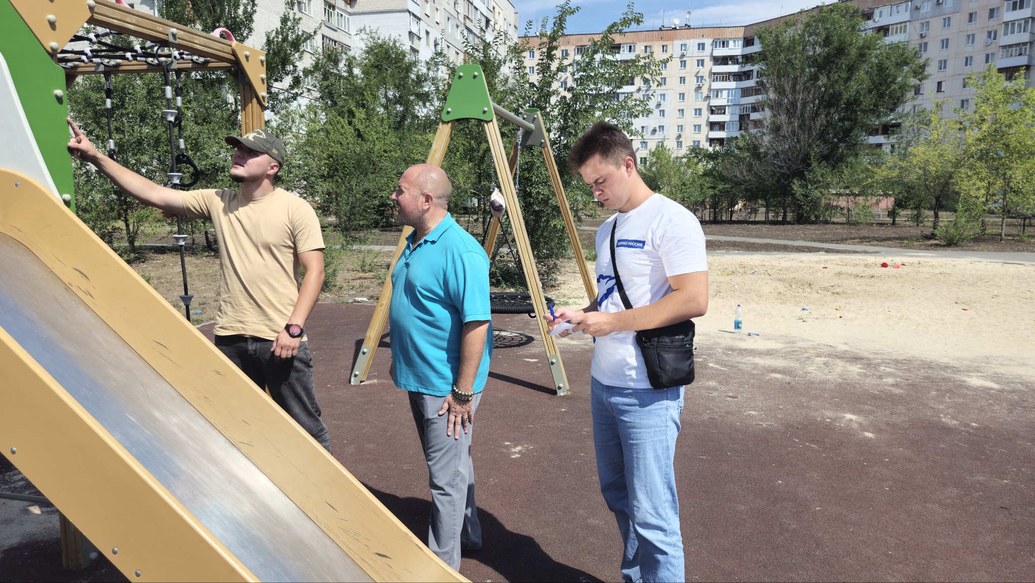 Северодонецкие единороссы провели мониторинг безопасности детской площадки.  Безопасность и благополучие детей – приоритет партии "ЕДИНАЯ РОССИЯ". В рамках системного мониторинга мест детского отдыха и досуга Северодонецкое местное отделение партии провело проверку детской площадки, на которой любят отдыхать дети и их родители.  В мониторинге приняли участие:   Алексей Душкин - Начальник Отдела МВД России "Северодонецкий";  Юрий Цимбалюк – Руководитель АНО "Феникс";  Евгений Пискунов – Исполнительный секретарь Северодонецкого местного отделения партии «ЕДИНАЯ РОССИЯ»;  Валерий Парфенов – Инженер Строительного Контроля.  В ходе мониторинга команда:   Тщательно осмотрела все игровые конструкции на предмет целостности и безопасности.  Оценила санитарное состояние территории.  Выявила возможные риски и наметила пути их устранения.  В целом, члены рабочей группы признали площадку безопасной для детского отдыха. Вместе с тем, участники мониторинга подтвердили необходимость регулярного контроля и своевременного ремонта. "ЕДИНАЯ РОССИЯ" продолжит работу по обеспечению безопасного и комфортного отдыха для детей Северодонецка.  #ЕдинаяРоссия #ЕР #ЕРЛНР #Северодонецк #БезопасностьДетей #ДетскиеПлощадки #Мониторинг #ЗаботаОдетях #Луганщина #Феникс #НашВыбор #СоциальнаяОтветственность