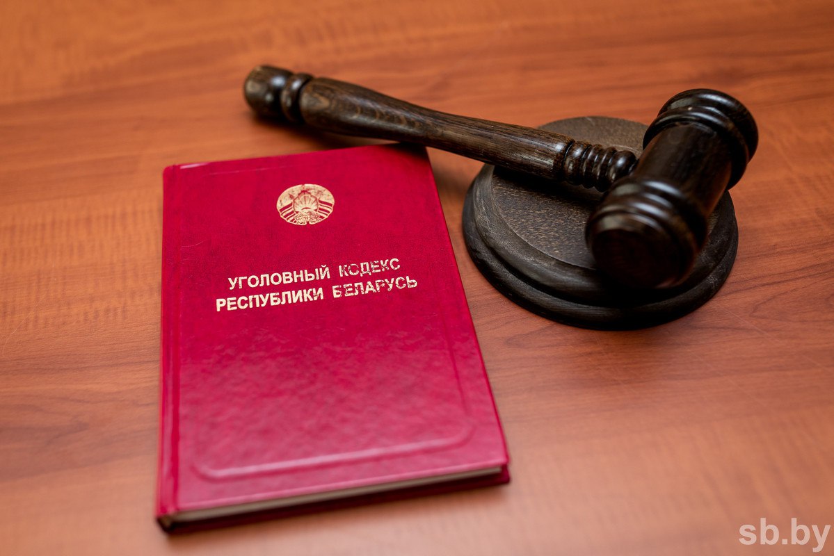 #ИЗ_ЗАЛА_СУДА   В Калинковичах суд приговорил наркокурьера к 10 годам лишения свободы   ‍ Судом Калинковичского района постановлен приговор по уголовному делу о незаконном обороте психотропных веществ, совершенном организованной группой.    Фигурант, 26-летний житель Светлогорска, решил заработать на продаже запрещенных веществ, вступив в организованную преступную группу.   Согласно материалам дела, он в несколько этапов приобрел альфа-PVP, мефедрон, 4-СМС. Запрещенные субстанции хранил, перевозил и размещал в тайниках для сбыта потребителям. В результате преступной деятельности получил доход в сумме более 18 тысяч рублей. Сам мужчина также является наркопотребителем.  — Суд назначил ему 10 лет лишения свободы в исправительной колонии в условиях усиленного режима со штрафом в 50 базовых величин, — рассказала пресс-секретарь Гомельского областного суда Алина Сулейко.   Смягчающими обстоятельствами при вынесении приговора стали явка обвиняемого с повинной, полное признание вины и чистосердечное раскаяние в содеянном, а также наличие на иждивении малолетнего ребенка, уплата дохода, полученного преступным путем.   "СБ.БЕЛАРУСЬ СЕГОДНЯ"