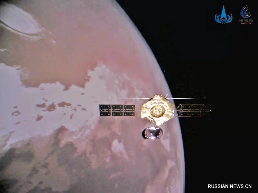 Ученые впервые обнаружили твердое внутреннее ядро Марса Международная группа исследователей под руководством ученых из Китайского университета науки и технологий восточная провинция Аньхой провела углубленный анализ сейсмических волн по данным о 23 марсотрясениях зарегистрированных посадочным модулем NASA InSight Результаты показали ядро красной планеты имеет слоистую структуру состоящую из жидкого внешнего ядра мантии и как впервые выяснилось более глубокого твердого внутреннего ядра сейсмоволны проходят через него на более высоких скоростях Ученым удалось измерить его радиус около 600 км т е примерно 1 5 от общего радиуса Марса На основании разницы в скорости волн и плотности между двумя слоями исследователи смогли определить их минеральный состав внутренняя часть Марса состоит не только из железа и никеля но также может содержать 12 16 серы 6 7 9 кислорода и не более 3 8 углерода Исследование впервые подтверждает существование внутреннего ядра на другой планете а также схожесть марсианской структуры с земной Кроме того оно дает важные подсказки об эволюционной истории магнитного поля Марса и закладывает базу для определения эволюционных различий между Землей и другими планетами Солнечной системы Китайская Панорама