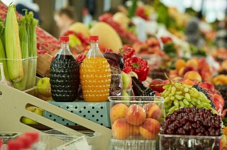 Роспотребнадзор назвал продукты, которые сильнее всего подорожали за десять лет В Роспотребнадзоре заявили, что за десять лет в России сильнее всего подорожали сливочное масло, яблоки и мороженая рыба. Как утверждает «Парламентская газета», с 2014 по 2024 год цена на сливочное масло увеличилась втрое — с 339 до 927 рублей за килограмм. При этом стоимость мороженой рыбы выросла с 98 до 244 рублей за килограмм, а яблок — с 68 до 160 рублей. Кроме того, по информации ведомства, в два раза увеличились цены на говядину — до 560 рублей за килограмм против 252 рублей. Молоко за десять лет подорожало в 1,9 раза — до 78 рублей за литр против 42 рублей.