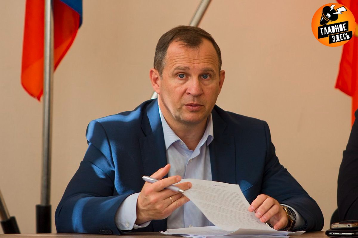 Экс мэра Иванова задержали по обвинению в коррупции на сотни миллионов рублей По версии следствия Александр Шаботинский в течение четырёх лет организовывал заключение выгодных контрактов с подрядчиками на капитальный ремонт жилых домов обеспечивая им бесконтрольное выполнение работ и упрощённую процедуру приёмки Кроме того бывший градоначальник лично контролировал назначение ответственных лиц в департамент жилищно коммунального хозяйства предоставляя своим доверенным людям ключевые позиции За этот период Шаботинский подписал свыше тридцати государственных контрактов общим объёмом более полумиллиарда рублей Следственные органы возбудили уголовное дело по факту превышения служебных полномочий и проводят дальнейшие проверки Главное здесь Подписывайтесь