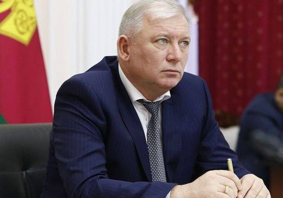 Бывшего депутата Госдумы Вороновского увезли в медчасть прямо из СИЗО Экс депутат Госдумы РФ Анатолий Вороновский который сейчас участвует в суде по иску Генпрокуратуры о конфискации имущества был госпитализирован в медчасть следственного изолятора об этом журналистам рассказала его представитель Галина Калинченко в Центральном районном суде Сочи В конце января Вороновский жаловался что может не выдержать нахождения в изоляторе из за проблем со здоровьем и проходил обследование в тюремной больнице Из за госпитализации адвокат попросила отложить заседание до конца февраля чтобы экс депутат мог участвовать но подтверждающих документов суду не предоставили Кубанские Новости Мы в MAX