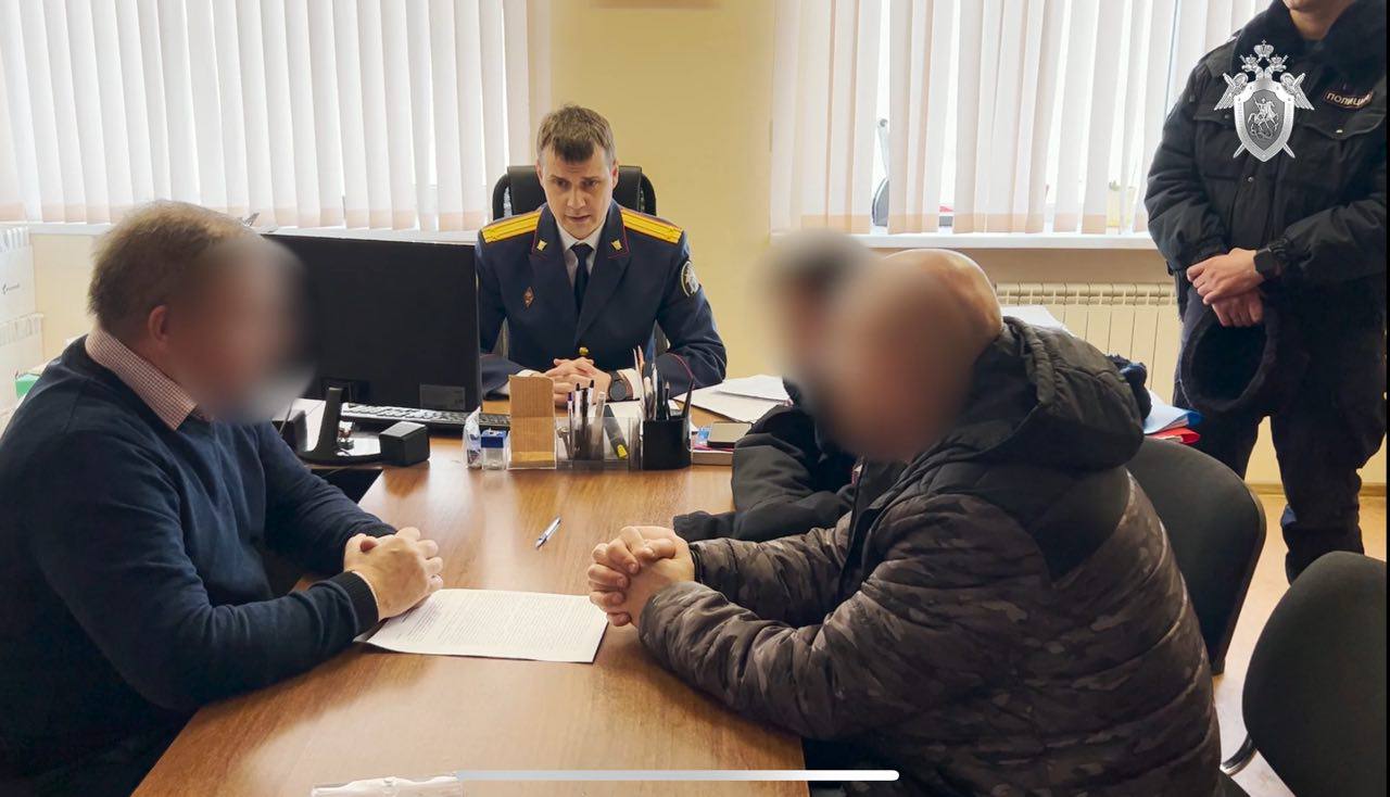 Белгородский бизнесмен предстанет перед судом за подкуп с целью смены руководства нескольких фирм  Согласно материалам расследования, бизнесмен собирался сменить руководство нескольких фирм, соучредителем которых сам и являлся. Также белгородец собирался после смены правления в компаниях выкупить часть их долей, сумма которых составляет 55 млн рублей. За реализацию своего плана мужчина собирался заплатить свыше 25 млн рублей уполномоченному лицу, выполнявшему управленческие функции в указанных фирмах.   19 марта 2024 года бизнесмен передал пять млн рублей своему подельнику, после чего и был задержан. Свою вину тогда предприниматель полностью признал. В настоящее время на собственностью 53-летнего предпринимателя в виде недвижимости, автомобиля и счета в банке наложен арест. Дело передано в суд.     Поддержать бустом