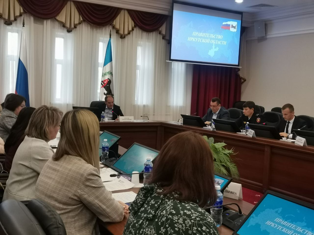 Тему легкового такси как драйвера развития самозанятости рассмотрели на совещании в Правительстве Иркутской области Совещание с Общероссийской общественной организацией содействия развитию института самозанятости Объединение самозанятых России состоялось в Правительстве региона под руководством исполняющего обязанности первого заместителя Губернатора Иркутской области Романа Колесова В мероприятии приняли участие министр труда и занятости региона Кирилл Клоков Уполномоченный по правам предпринимателей в Иркутской области Андрей Лабыгин представители областного минтранса УФНС России и ГУ МВД России по региону филиала Фонда Защитники Отечества компаний агрегаторов такси С 2020 года в России действует льготный налоговый режим для самозанятых налог на профессиональный доход По информации министерства экономического развития и промышленности региона на данный момент в Иркутской области насчитывается 196 тысяч 558 самозанятых и их количество ежемесячно растет примерно на 3 При этом по данным ФГИС Такси на начало сентября 2025 года в Приангарье зарегистрировано только 2385 самозанятых перевозчиков что явно не отражает фактическое количество самозанятых водителей в отрасли такси Предложения по исправлению ситуации внес президент регионального отделения Объединение самозанятых России Иван Литвинов