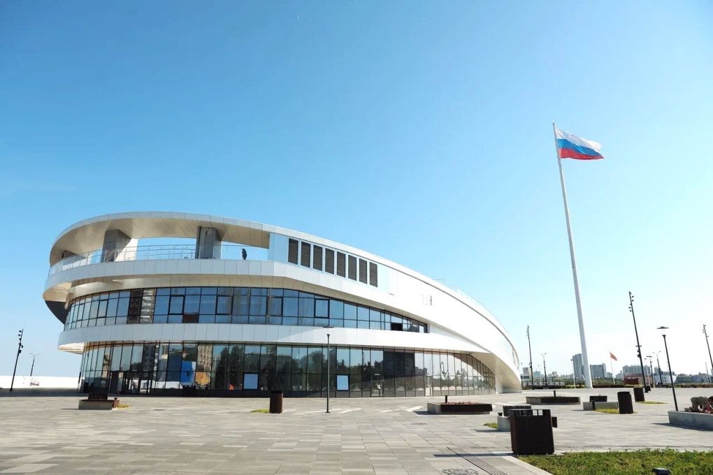 Виталий Кубичек рассказал Российской газете об особенностях мастер планирования городов По поручению президента страны для 200 российских крупных и малых городов городских агломераций создадут мастер планы Помимо этого более двух тысяч населенных пунктов включая села и поселки получат программы развития Впереди большая реновация Востокгосплан принимал участие в разработке мастер планов ряда дальневосточных и арктических населенных пунктов а сейчас курирует их реализацию Благодаря этому у экспертов организации сформировалось комплексное представление о возможных подходах к подготовке таких документов О том что необходимо учесть при подготовке и реализации мастер планов развития населенных пунктов рассказал Российской газете административный директор ФАНУ Востокгосплан Виталий Кубичек Виталий Кубичек Очень важно найти тех кто будет сопровождать работу над мастер планом и управлять его реализацией Задача таких специалистов координировать и мониторить процессы контролировать соответствие результатов целевым параметрам организовывать эффективные коммуникации и распределять зоны ответственности Если не найдется эффективного управленца даже идеально подготовленный документ так и останется на бумаге не получив путевку в жизнь Читайте в РГ