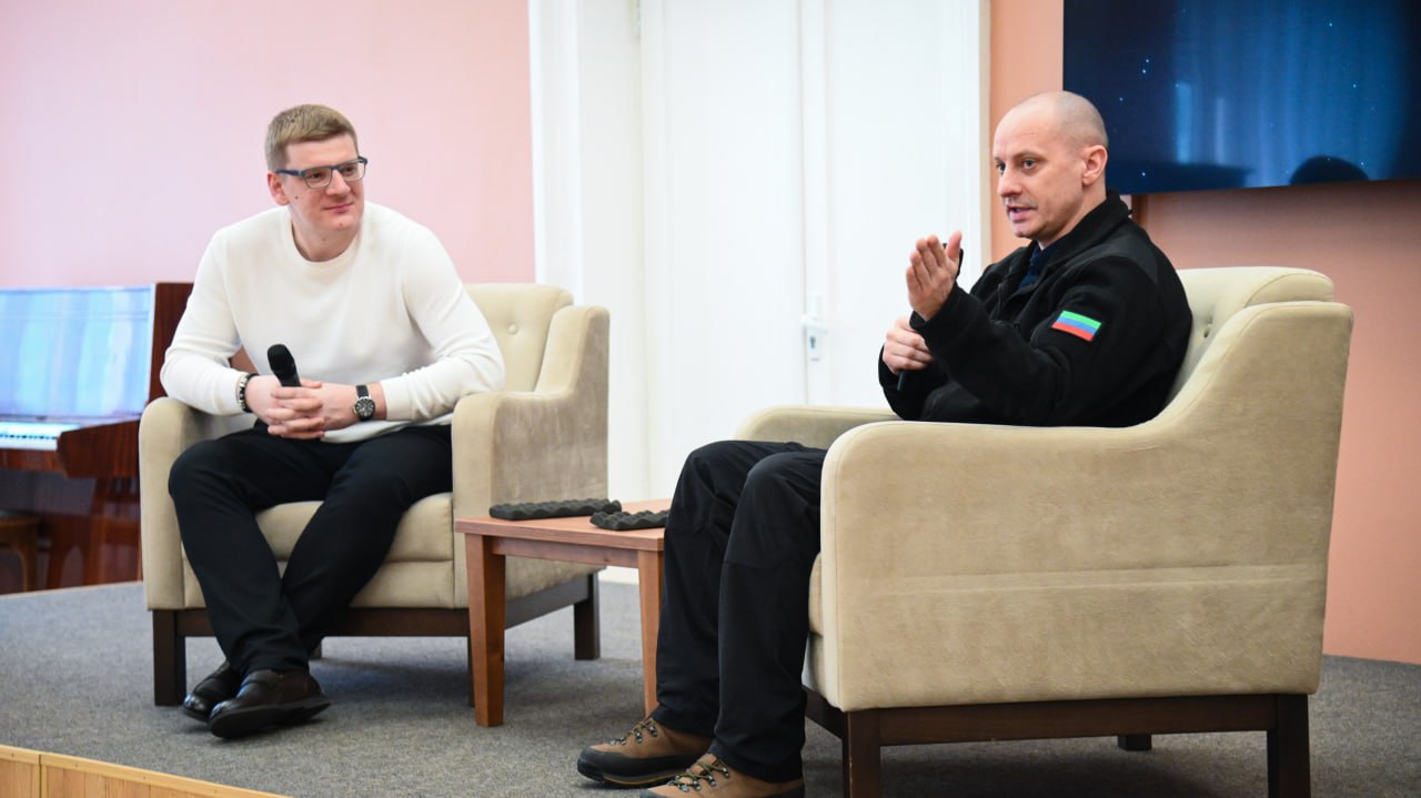 Участник программы Герои Южного Урала Иван Гайдук рассказал будущим педагогам о важности гражданской позиции В Челябинской областной универсальной научной библиотеке состоялась встреча студентов Южно Уральского государственного гуманитарно педагогического университета с ветераном специальной военной операции участником программы Герои Южного Урала Иваном Гайдуком Мероприятие прошло в рамках цикла патриотических встреч проводимых в Публичной библиотеке Это уже пятая и завершающая в этом году встреча участников СВО со школьниками и студентами Проект продолжится в 2026 году а следующая встреча состоится уже в январе Сегодня очень важно показывать молодым людям что их выбор профессии работать на благо нашего общества и страны это действительно значимый и нужный вклад в наше будущее отметил Иван Гайдук Во встрече приняли участие первокурсники педагогического университета которые в дальнейшем станут учителями начальных классов Диалог получился открытым и содержательным студенты узнали о целях и задачах специальной военной операции о патриотизме о значении профессии учителя смогли задать интересующие вопросы и получить честные ответы eoblast