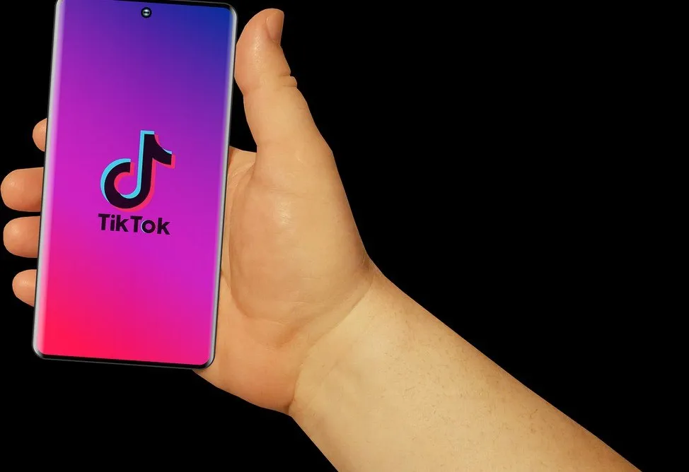 TikTok запускает бронирование путешествий прямо в приложении Новый сервис TikTok GO позволит пользователям искать и бронировать отели достопримечательности и развлечения не выходя из приложения Партнерами стали Booking com Expedia Viator GetYourGuide Tiqets и Trip com Идея проста увидел в видео интересное место сразу проверил детали наличие мест и оформил бронирование Сервис уже доступен в США для пользователей старше 18 лет Подписывайтесь на arkanewsagency