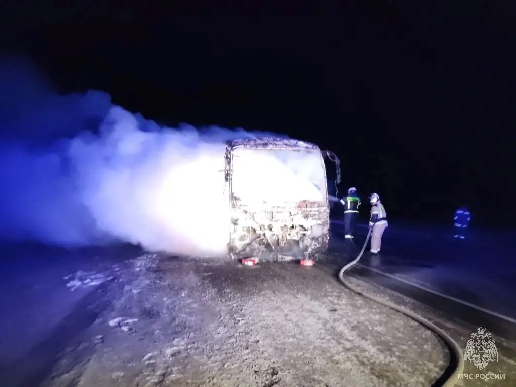 Автобус загорелся на трассе в Алтайском крае Возгорание произошло в автобусе Рубцовск Барнаул на 97 километре трассы А 321 в Топчихинском районе В салоне находилось 22 пассажира и два водителя В тушении были задействованы четыре пожарных на двух автоцистернах Все люди вышли из автобуса самостоятельно никто не пострадал Пятерых пассажиров и водителей доставили в стационарный пункт обогрева кафе Остальные пассажиры поехали по маршруту попутным транспортом сообщает краевое МЧС Предварительная причина случившегося нарушение правил устройства и эксплуатации транспортного средства короткое замыкание в моторном отсеке