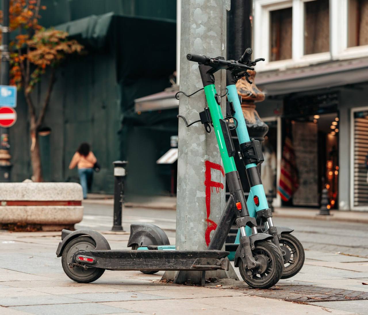 Правила для электросамокатов в Турции ужесточают Введено определение географическое ограничение В рамках этого определения доступ в определенные районы или действия которые можно совершить в этих районах будут ограничены через программное обеспечение Положение электросамокатов которые начали движение будет передаваться каждые 3 минуты положение электросамокатов которые закончили движение будет передаваться не позднее чем через 10 минут а положение при всех других действиях будет передаваться в режиме реального времени Обязательно наличие в компаниях круглосуточного центра обслуживания клиентов или мобильного приложения выполняющего аналогичные функции Компании должны приобретать не менее 30 электросамокатов у местных производителей