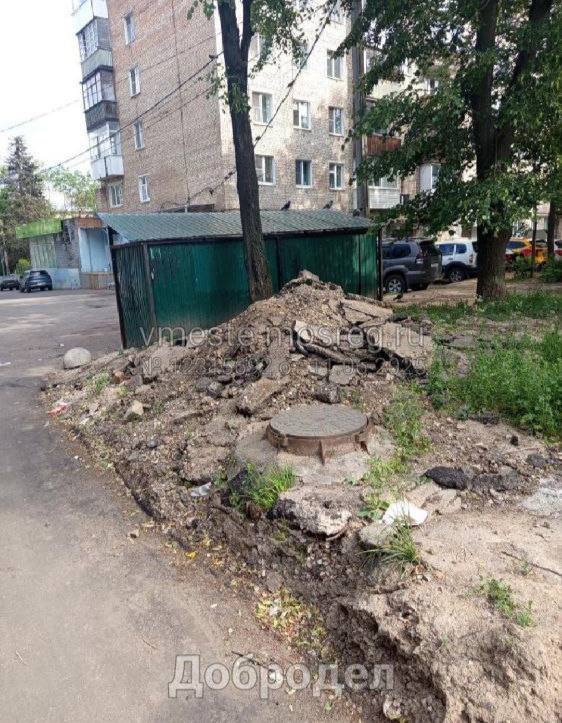 Бла-бладел закрыл обращение, но ничего решено не было‼   «Андрей! Прошу оказать содействие в огласке проблемы. В прошлом году проводились работы по замене труб возле контейнерной площадки по проспекту Красной Армии, д. 3. Асфальтовое покрытие восстановили, но гору старого асфальта и бордюры не убрали. Обращалась в Добродел  заявление от 11.06.2025г , на что ООО "Газпром теплоэнерго МО" обещали провести работы в срок до 31.07.2025г. На данный момент обращение уже просрочено, но никакие работы не проводились. На Доброделе долго футболили мое обращение между ведомствами и в итоге закрыли. Написали, что проблема не относится к полномочиям правительства Московской области. Как так? Может мы уже не в Московской области или что? Просто незнаю куда теперь обратиться, возможно вы подскажете?», - пишет подписчица канала Репортера Трофимова.