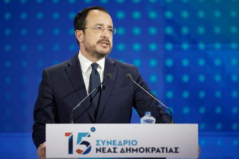 Глава администрации президента Кипра Хараламбос Хараламбус ушёл в отставку после публикации скандального видео Глава администрации президента Кипра Хараламбос Хараламбус объявил о своей отставке на фоне скандала вызванного публикацией видеоролика в котором высокопоставленные кипрские чиновники якобы обсуждают коррупционные схемы и возможное финансирование избирательной кампании президента Никоса Христодулидиса Заявление об уходе с поста он опубликовал в Facebook Ролик появился в открытом доступе в начале января и вызвал широкий общественный резонанс как внутри страны так и за её пределами В отдельных фрагментах видео распространённых в соцсетях содержатся утверждения о неформальных финансовых механизмах а также упоминания о возможной помощи России в обход санкций Евросоюза Авторы публикации утверждали что в обсуждениях фигурирует и имя Хараламбуса чьи высказывания по его словам были вырваны из контекста и интерпретированы искажённо В своём заявлении Хараламбус назвал происходящее целенаправленной кампанией по дискредитации президента правительства и международного имиджа Республики Кипр Он подчеркнул что с первого дня поддерживал президента Христодулидиса и участвовал в работе правительства не из политических амбиций а из стремления служить стране и укреплять её институты Моё участие в правительстве было осознанным выбором служения вкладом в программу управления направленную на усиление нашей страны защиту институтов и прогресс общества написал политический деятель Хараламбус также сообщил что в последние дни его участие в событиях используется через намеренные искажения выборочные цитаты и вырванные из контекста фрагменты что по его словам ведёт к подрыву доверия к государственным институтам Он отметил что уже дал официальные показания изложив реальные обстоятельства и фактический контекст своих слов Я не приму ни малейшей тени сомнения в своей честности и искреннем намерении служить родине Я также не позволю чтобы моё присутствие в правительстве использовалось как инструмент для нанесения ущерба республике или президенту заявил он По его словам решение об отставке было принято ради защиты страны главы государства и правительства в период когда Кипру необходимы стабильность прозрачность и доверие Он добавил что уходит чтобы его фигура не продолжала использоваться в политических атаках В завершение Хараламбус выразил гордость за работу последних трёх лет и заявил что верит в продолжение курса на укрепление международных позиций Кипра Фото персональная страница Хараламбоса Хараламбуса в Facebook