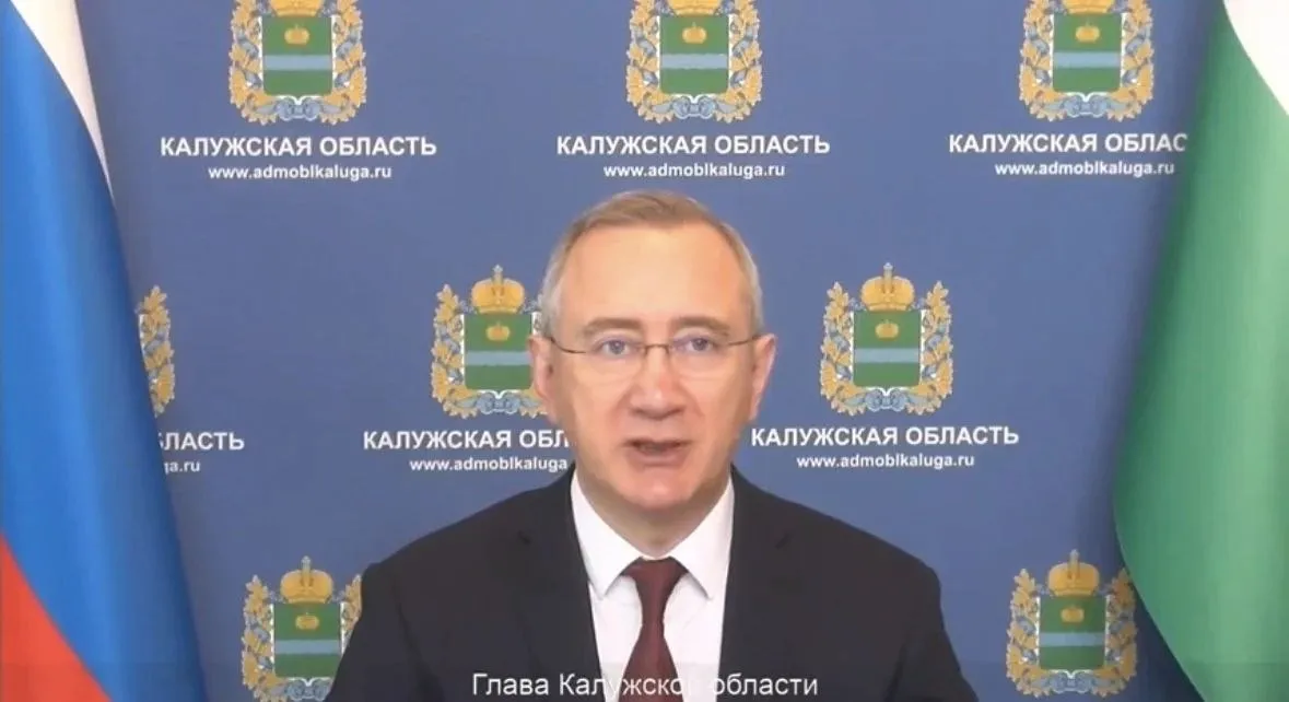 Только в двух городах Калужской области 9 мая пройдут парады и шествия Речь идет о городах воинской славы в Малоярославце и Козельске состоятся торжественные прохождения воинских подразделений В целом же День Победы в регионе пройдет без парадов и шествий Салюты и фейерверки не планируются Об этом сегодня на заседании областного правительства рассказал губернатор Калужской области Владислав Шапша
