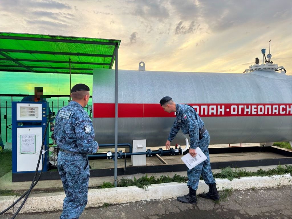 В посёлке Сухтелинском прикрыли нелицензированную газовую заправку В посёлке Сухтелинском Верхнеуральского района Челябинская область судебные приставы на 15 суток закрыли газозаправочную станцию которая работала без лицензии Индивидуальный предприниматель эксплуатирующий автогазозаправочную станцию привлечен к административной ответственности за нарушение требований промышленной безопасности ПОДРОБНЕЕ URALPRESS RU