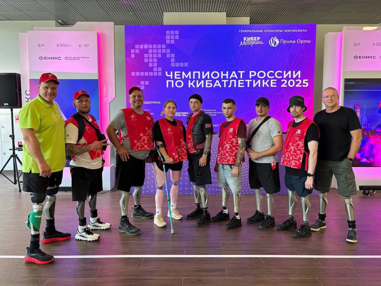 Сергей Белов стал 4-м на чемпионате России по кибатлетике!   Вчера в Москве завершился чемпионат России по кибатлетике, который прошел на базе центра ассистивных технологий "Феникс"     Что такое кибатлетика? Это спортивные соревнования, в которых участники с протезами конечностей или на электроколясках демонстрируют мастерство управления своими техническими средствами. В этом году в чемпионате приняли участие 150 атлетов из 37 регионов России, из которых 60 – ветераны специальной военной операции.    Участие в соревнованиях ветеранов стало символом несгибаемой воли к победе и примером мужества! Соревнования проходили в различных дисциплинах, требующих мастерства владения протезами и электрическими колясками.    В шаге от пьедестала, на четвертом месте, остановился омич Сергей Белов, ветеран СВО, человек, чьи ампутированные конечности стали не приговором, а стимулом. Его пример – это квинтэссенция человеческой стойкости, безграничной мотивации и неутолимой жажды жизни.    «Мне понравилась атмосфера соревнований, возможность встретиться и пообщаться с людьми, имеющими схожий опыт, и перенять ценные советы от тех, кто уже давно на протезах», – отметил Сергей.  Сергей неукротимо движется вперед, ведет активный образ жизни и увлечён спортом. Он делится своим опытом адаптации в блоге «Дневник о протезах», рассказывая о возвращении к полноценной жизни.    Благодаря поддержке омского филиала фонда «Защитники Отечества», Сергей освоил автомобиль с ручным управлением. Вскоре фонд передаст ему такую машину в дар, открывая новые горизонты свободы и независимости!    Поздравляем Сергея с достигнутым успехом и желаем дальнейших побед!    #Кибатлетика #СВО #Омск #ЗащитникиОтечества