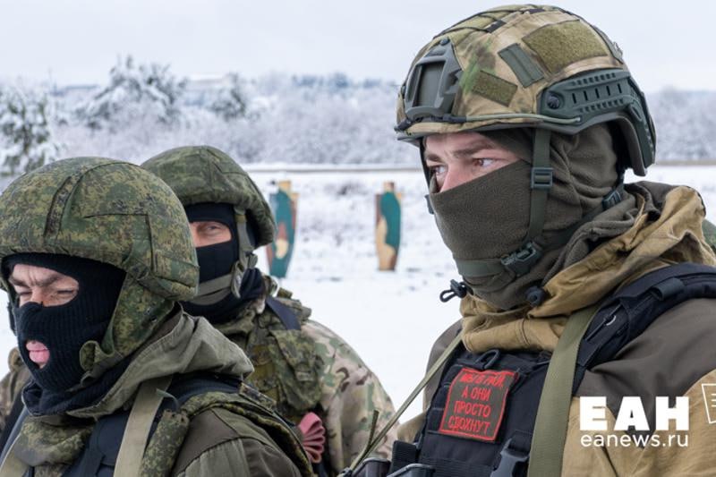 Ушедший на СВО свердловчанин почти год не получает региональной выплаты Об этом ЕАН рассказала мама жителя Асбеста Михаила, который еще в августе 2024 года подписал контракт во время срочной службы. Рапорт на выплату по месту жительства он не подавал, так как по закону начисления должны производиться автоматически. А речь идет о сумме в размере 1,5 млн рублей. Мать военнослужащего обращалась в управление соцполитики Свердловской области и получила отказ на получение денег. Уже через военную прокуратуру женщине удалось выяснить, что ее сына просто нет в региональных списках. Почему? Никто не знает. Редакция передала заявление женщины депутату Госдумы от Свердловской области Максиму Иванову, который пообещал помочь решить вопрос.