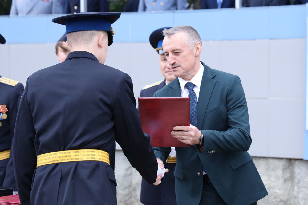 В Орле молодые офицеры получили дипломы 21 июня прошло торжественное мероприятие по случаю выпуска офицеров Академии ФСО России. Более 300 молодых людей получили дипломы. Церемония прошла на строевом плацу Академии. После официальной части состоялся плац-концерт Вести-Орел. Подписаться