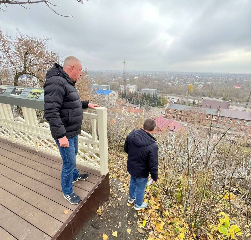 Городские чиновники разобрались с мусором на склоне за Первомайским парком его внесли в реестр свалок На Красной площади 7 обнаружили свалку Её уборка затруднена из за расположения на склоне Мусор преимущественно бытовой территорию внесли в реестр свалок сообщили в администрации города
