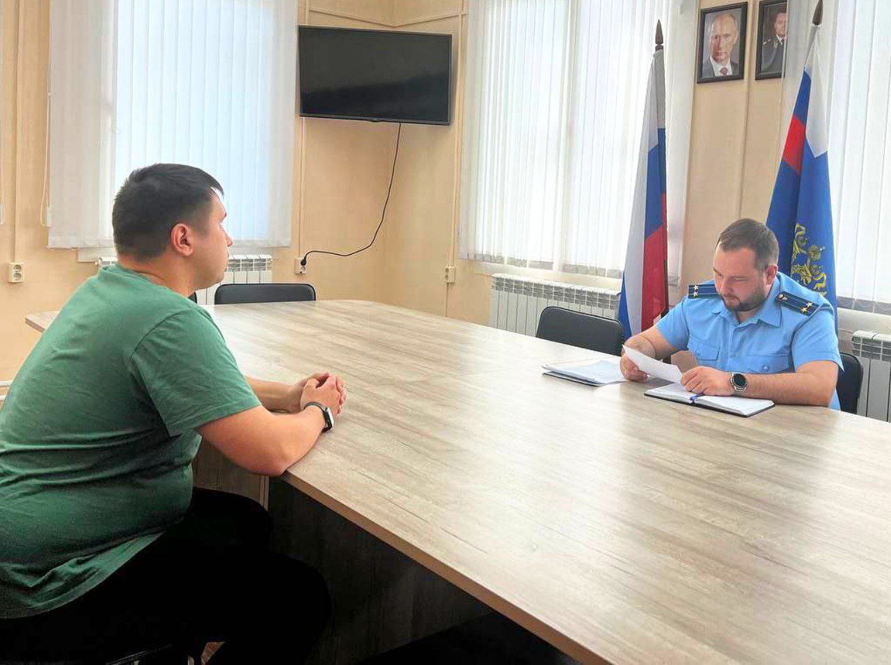 Начальник уголовно-судебного управления прокуратуры области Дмитрий Нарковский провел личный прием жителей г. Димитровграда. Во время общения граждан интересовали вопросы благоустройства, сноса аварийного жилья и другие. В ходе приема руководитель управления прокуратуры области поручил прокурору города незамедлительно провести проверки по поступившим обращениям и принять необходимые исчерпывающие меры для устранения нарушений прав граждан.