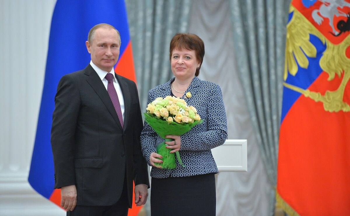 Ушла из жизни единственный в РО педагог удостоенный звания народный учитель РФ Об этом сообщил в своем тг канале замгубернатора РО Андрей Фатеев Елена Нечитайлова преподавала химию больше 38 лет в школе 1 родного Цимлянска имела высшую квалификационную категорию по должности учитель В 2008 м Елена Викторовна стала финалисткой Всероссийского конкурса Учитель года России Она дважды становилась Лучшим учителем национального проекта Образование А в 2015 году ей присвоено почётное звание Народный учитель Российской Федерации Подписывайтесь на МАХ присылайте новости