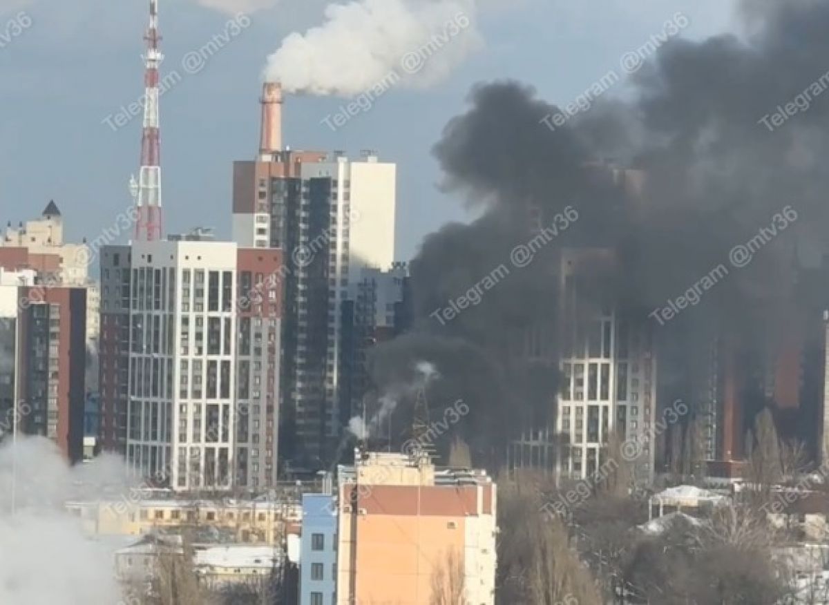 Площадь пожара в частном доме на 9 Января в Воронеже выросла в три раза     По уточнениям спасателей, сейчас огонь охватывает частный дом и пристройки. К тушению уже привлекли 10 пожарных расчетов, пришлось перекрыть движение по улице 9 Января.  ↗  Прислать новость   Подписаться