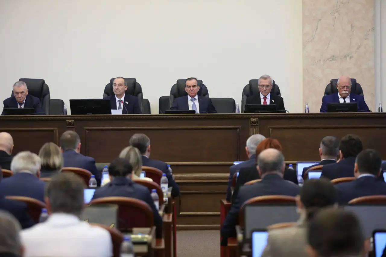 Со следующего года семьи Кубани смогут получать краевой материнский капитал за третьего четвертого и каждого последующего ребенка Размер выплаты составит 167 тысяч рублей Ранее воспользоваться поддержкой можно было только один раз На сессии прозвучало предложение расширить направления на что можно потратить маткапитал Сейчас это улучшение жилищных условий газификация образование и медицинская реабилитация ребенка Важно пообщаться с многодетными семьями и узнать на что действительно нужны деньги Это позволит сделать меру поддержки более востребованной и эффективной Подписывайтесь на мой канал в MAX