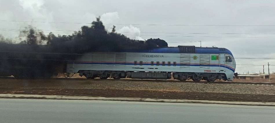 В России задержан глава туркменских железных дорог с ЛСД в багаже Генеральный директор компании Хыдыр Рахманов прилетел в Москву вместе со своей спутницей и тут же попал под арест Таможенники Домодедово нашли у пары таблетки ЛСД Похоже поезд который должен был везти Туркменистан к дисциплине и порядку свернул на весьма психоделический маршрут Рахманов прилетел из Ашхабада рейсом S7 а его спутница ведя себя вызывающе сама привлекла внимание сотрудников контроля Результат досмотр вещество суд и СИЗО до декабря По данным из некоторых источников туркменский посол в Москве пытался урегулировать вопрос но даже дипломатические тормоза не сработали Хыдыр Рахманов не кто нибудь а человек поставленный когда то самим Гурбангулы Бердымухамедовым на ключевой инфраструктурный пост Под его ведением мосты пути вагоны и контракты Иронично что теперь его дорога это коридор следственного изолятора а не железнодорожная магистраль Туркменская система власти где всё держится на личной преданности и клановых связях вновь показывает как далеко чиновники отходят от народных ценностей Брат Рахманова служит в охране президента а сам железнодорожник оказался на рельсах совсем другого пути в прямом и переносном смысле Когда вертикаль власти строится не на профессионализме а на личной преданности рельсы всегда ведут в тупик Туркменистан любит говорить о порядке и морали но похоже даже их железные дороги теперь идут под кайфом ℹ Ранее в Туркменистане узнали о частном позолоченном самолёте Огулджахан Атабаевоей Туркменистан ExpressAsia