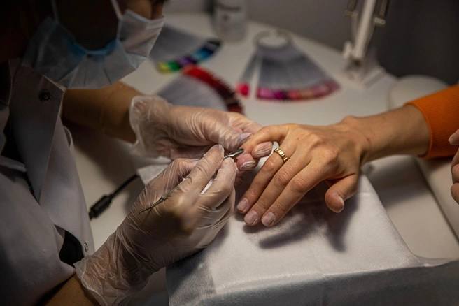 От маникюра к правосудию В Приморье судебные приставы проявили смекалку чтобы найти должницу по алиментам которая долгое время скрывалась Женщина дважды была объявлена в исполнительный розыск не имела официального места работы но дома предлагала услуги маникюра наращивания волос и даже татуировок Сотрудница отдела исполнительного розыска решила действовать нестандартно записалась к мастеру на маникюр притворившись обычным клиентом Однако вместо ожидаемого клиента к женщине пришла судебный пристав Такой неожиданный визит закончился тем что должницу обязали погасить накопившийся долг перед собственным ребёнком В ведомстве рассказали что их работа порой требует творческого подхода Бывают случаи когда должники пытаются спрятаться под кроватью или в шкафу Фото соцсети Подписаться на Telegram  Подписаться в MAX