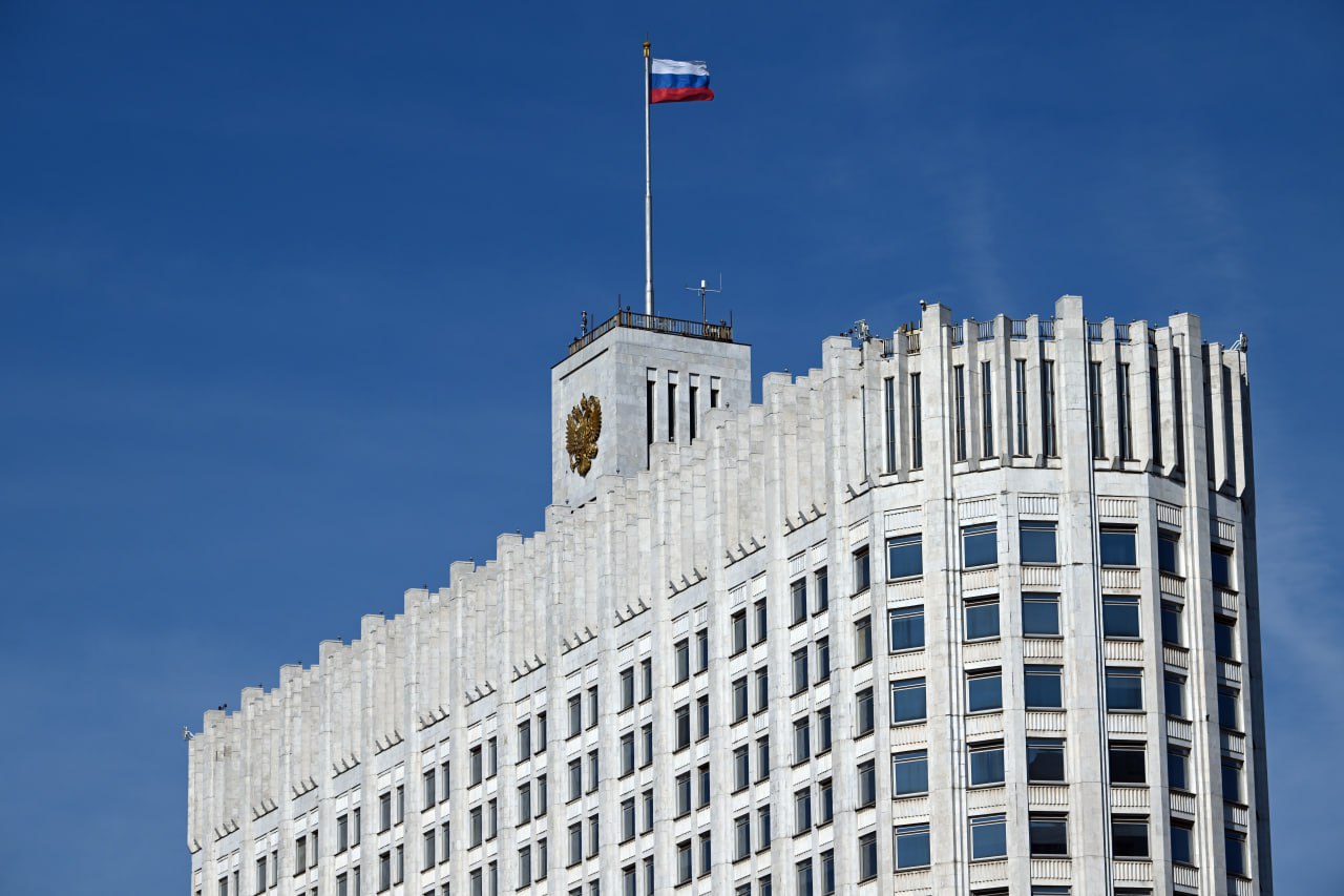 Правительство утвердило план законопроектной деятельности на 2026 год В перечень вошли приоритетные законопроекты находящиеся в высокой степени готовности и проработки профильными министерствами Среди них законопроекты направленные на совершенствование пенсионного обеспечения военнослужащих и сотрудников силовых структур расширение круга лиц имеющих право на бесплатную юридическую помощь развитие туристско рекреационных особых экономических зон сокращение административных процедур при реализации инвестпроектов в морских портах упрощение порядка дистанционной торговли медицинскими препаратами Большинство законопроектов представленных в плане предполагается внести в Госдуму во второй половине 2026 года В течение года план будет актуализироваться и дополняться Подписаться на Правительство России в MAX