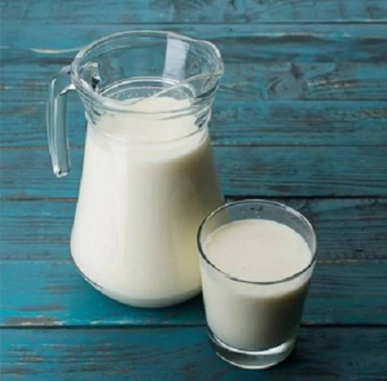 Жирное молоко защищает от инфарктов и ишемической болезни сердца Люди употребляющие больше цельных молочных продуктов с молодости реже сталкиваются с сердечно сосудистыми заболеваниями Это следует из большого исследования опубликованного в The Journal of Nutrition Журнал по питанию Высокое потребление цельных молочных продуктов снижает риск кальцификации на 24 по сравнению с теми кто ориентируясь на советы медиков пьет обезжиренное молоко и ест низкожирные молочные продукты Разница существенная снижение риска серьезнейшей патологии почти на четверть