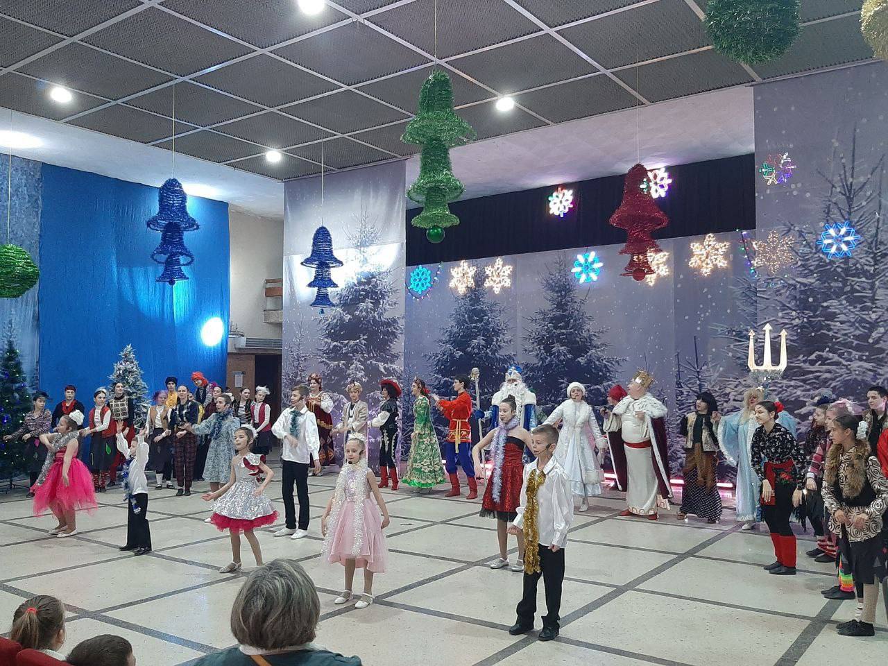 Центр культуры города Алчевска стал лауреатом Всероссийского детского театрального фестиваля Центр культуры города Алчевска стал участником Всероссийского детского театрального фестиваля «Старая сказка на новый лад», в котором получил диплом лауреата 3 степени в номинации «Театральная постановка на сюжет народной сказки» г. Москва. Также Благодарственным письмом отмечена директор центра культуры Татьяна Грабович. В театрализованном представлении приняли участие лучшие коллективы города: Народный ансамбль народного танца «Юный металлург», Образцовая студия эстрадной песни «Этюд Таис», Народный ансамбль бального танца «Импульс», Танцевальная академия «Танцквартал», ансамбль современного танца «Энерлайф», ансамбль современного эстрадного танца «Азарт». «Корабль мечты» - несет в себе заряд положительных эмоций, возвращает в детство и напоминает о вечных ценностях. Яркие костюмы, запоминающаяся музыка и талантливая игра актеров создают атмосферу волшебства и переносят зрителей в сказочный мир, где добро всегда побеждает зло. Гордимся! Желаем дальнейших успехов и новых побед! Пусть каждый шаг ведет к мечте, к крупной цели, которая вдохновляет и мотивирует!