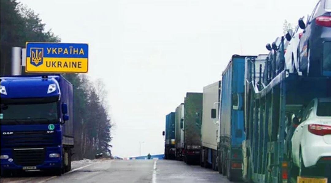 Украинцы пытаются пересечь границу с поддельными удостоверениями водителей грузовиков. Такие документы дают отсрочку от могилизации. В Польше и Германии их ловят и по-братски отправляют обратно в концлагерь. Это и есть евроинтеграция.