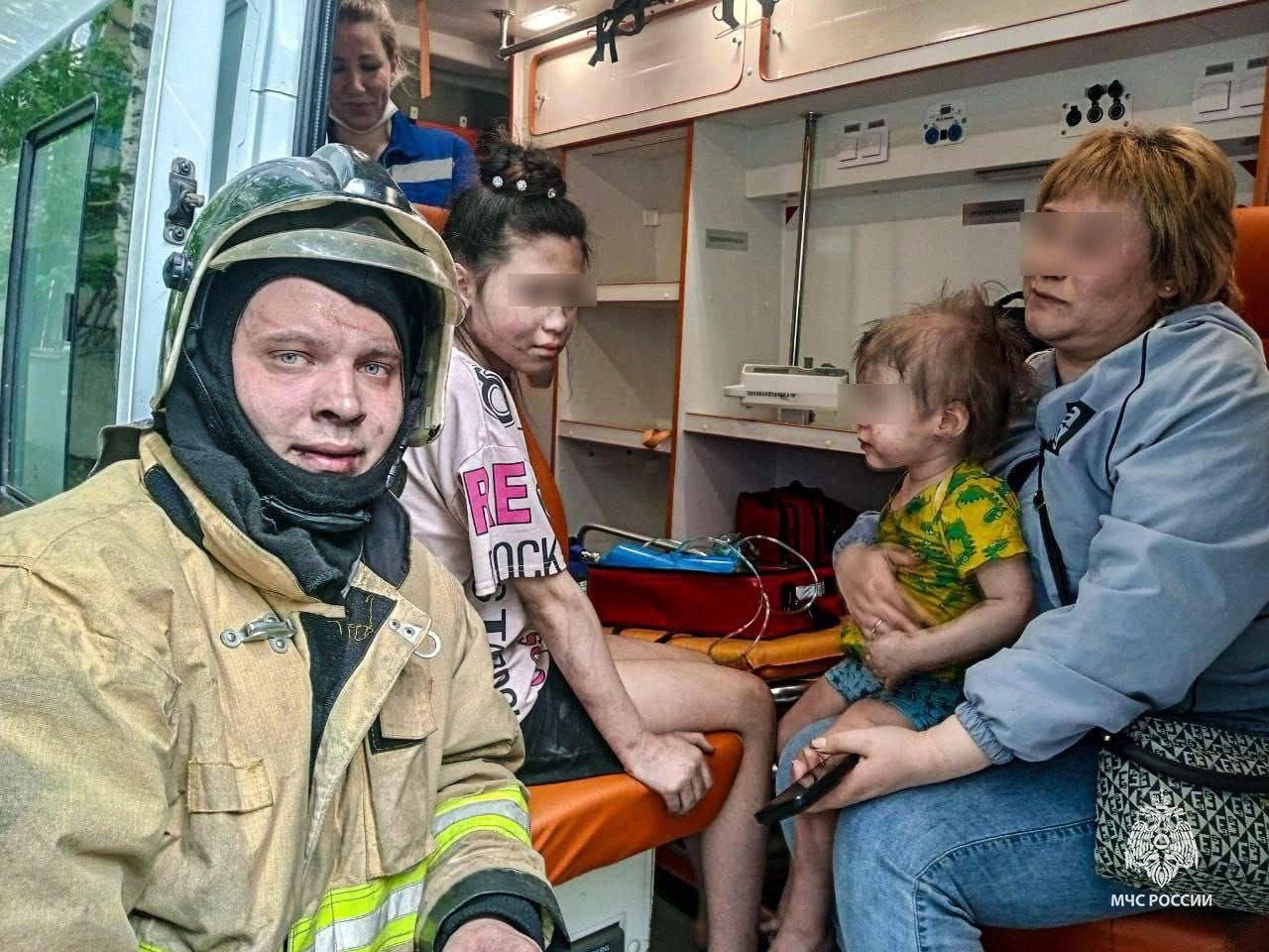 Двух детей пришлось спасать из горящей квартиры из-за того, что девочка неудачно погрела еду В Кургане в пятиэтажке 10-летняя девочка разогревала еду, когда огонь с плиты перекинулся на шторы и натяжной потолок. Сестра схватила на руки годовалого брата и выбежала на балкон, где звала о помощи. — Мы поднялись по лестнице на балкон, чтобы надеть на детей спасустройства, пока коллеги открывали дверь. Дети были напуганы, мы вывели их через подъезд, — рассказал пожарный Евгений Титов. Дети в порядке