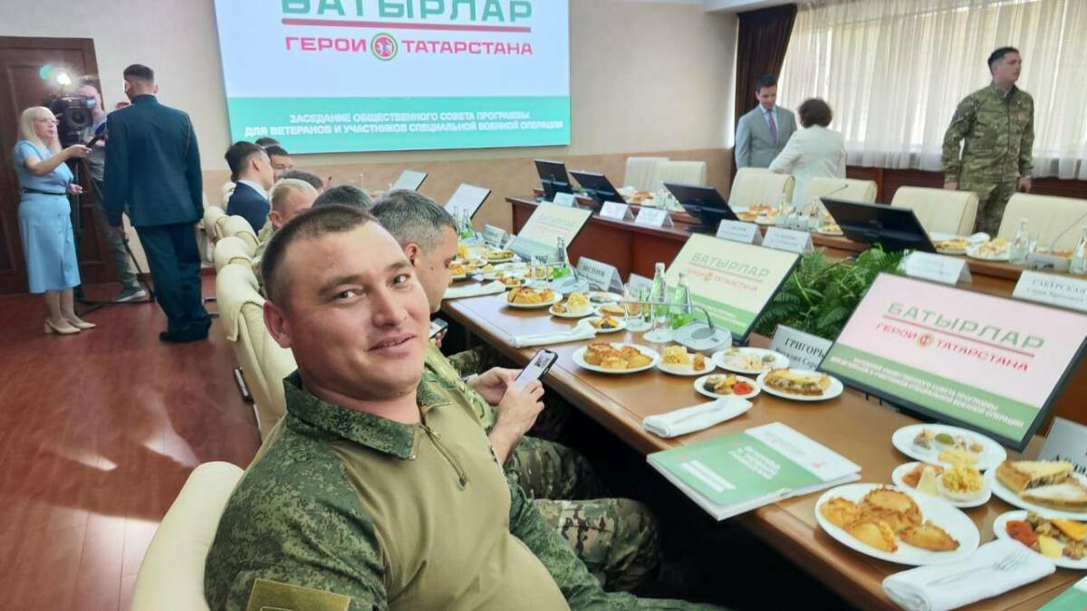 Ветеран Великой Отечественной войны и победитель программы «Батырлар» зажгут огонь «Гонки Героев» в Менделеевске  9 августа старт масштабным соревнованиям «Гонка Героев» в Менделеевске даст церемония зажжения «Огня Героев».  Почетную миссию в Год Защитника Отечества и 80-летия Победы в Великой Отечественной Войне исполнит 98-летний ветеран Великой Отечественной Зайнак Аглиев и участник программы «Батырлар. Герои Татарстана», ветеран СВО Айдар Нуриев.  — Этот символический жест показывает связь поколений Героев, поколений Защитников Отечества. Мы еще раз хотим подчеркнуть, что во главе каждого события сегодня — дух патриотизма и служения Родине. Ожидаем, что находящиеся в отпуске участники СВО также присоединятся к нашей «Гонке Героев», — поделился руководитель Менделеевского района Роберт Искандаров.    Подробнее на сайте