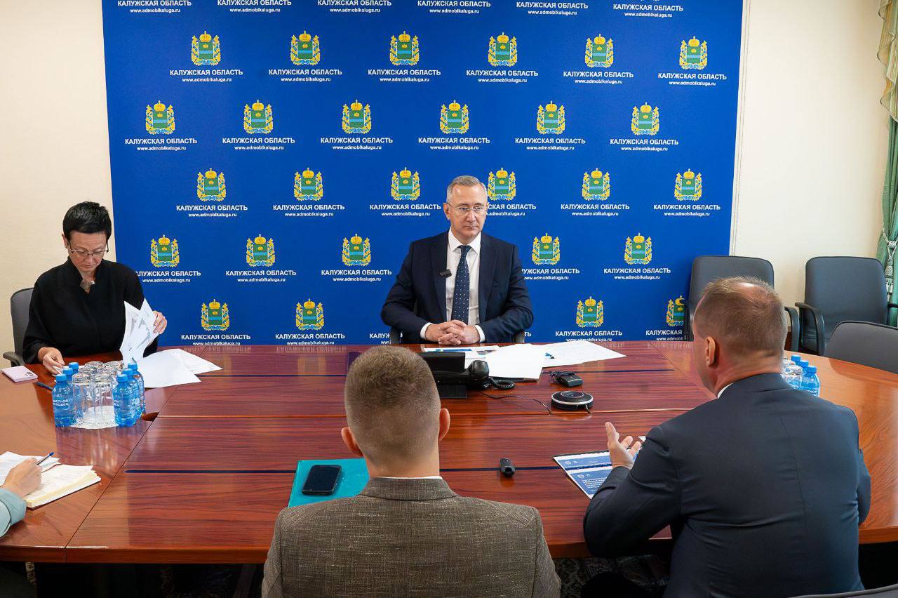 Владислав Шапша встретился с калужскими выпускниками «Школы мэров»  Губернатор Калужской области встретился с представителями региона, завершившими обучение по президентской программе развития муниципального кадрового резерва.  Среди выпускников этого года – заместитель начальника управления делами Городского Головы Калуги Никита Новиков и заместитель главы администрации Перемышльского района Дмитрий Иванов.   Участники поделились, как полученные знания помогают в работе. Дмитрий Иванов реализует проект по оптимизации работы с обращениями граждан, чтобы люди получали понятные ответы. Никита Новиков разрабатывает решение проблемы брошенного транспорта в Калуге, который осложняет дорожную ситуацию и мешает благоустройству города.  «Желаю коллегам успехов в реализации проектов. И в целом – в муниципальной службе. В ней самое главное – неравнодушное, внимательное отношение к людям, желание изменить жизнь земляков к лучшему», – пожелал удачи Владислав Шапша.
