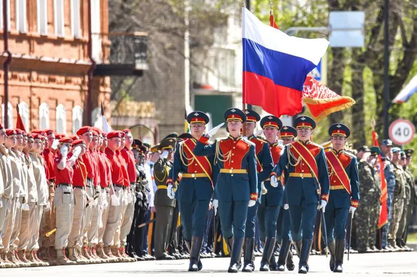 На улицах Благовещенска в День Победы усилят контроль за безопасностью и запретят полеты БПЛА На улицах станет больше патрулей полиции и Росгвардии а полеты беспилотников 9 мая запретят На подходах к концертным площадкам организуют пункты досмотра и установят рамки металлоискателей Также в местах проведения праздничных событий будут дежурить машины скорой помощи Подписаться Мы в МАКС